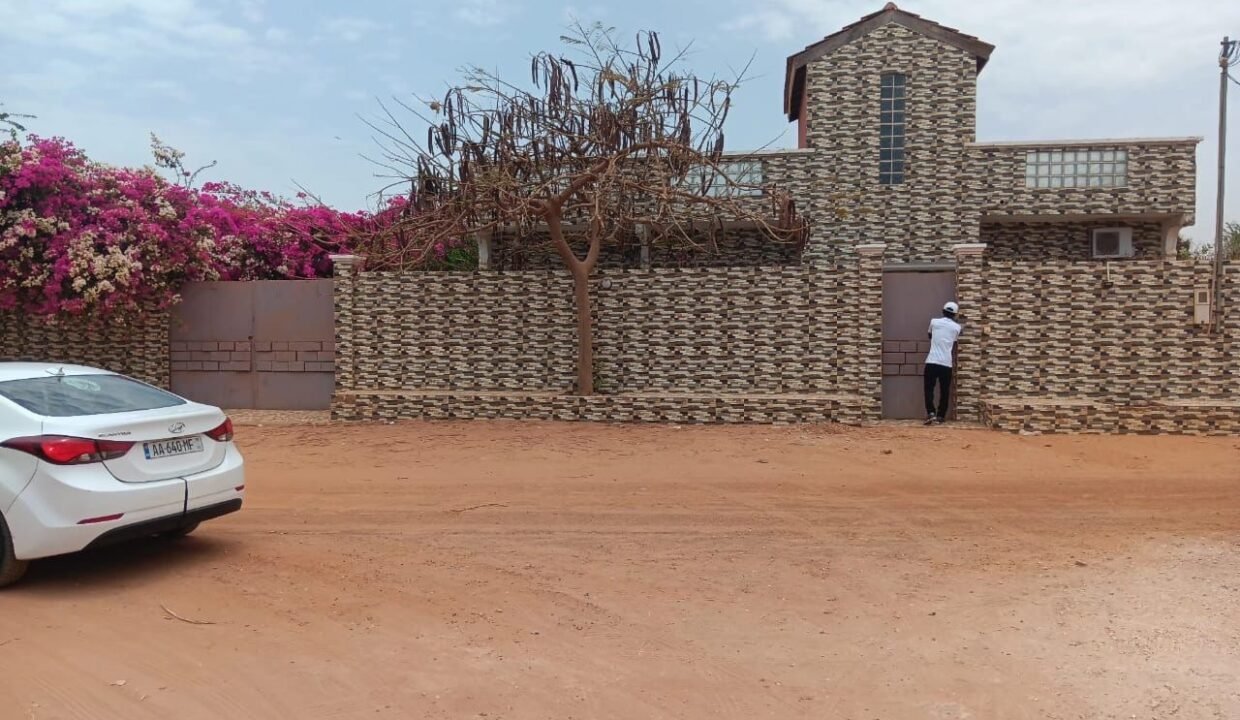 Villa à louer et à vendre à Ngaparou, Sénégal 1